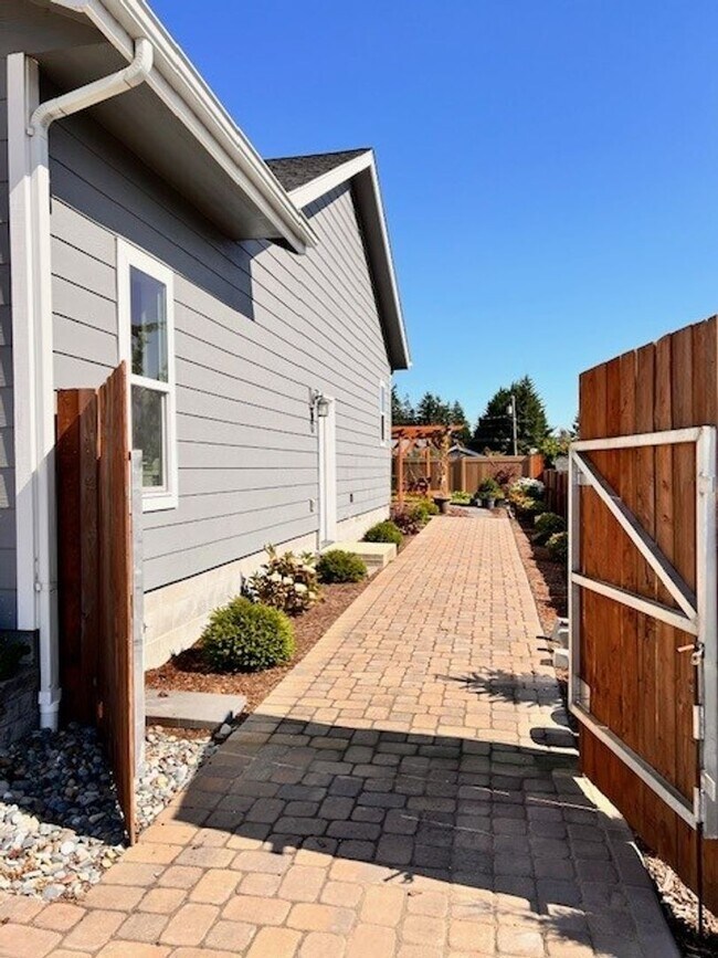 Building Photo - 2154