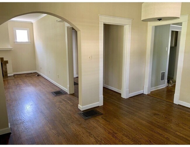 Building Photo - 2725 W Linden Ave