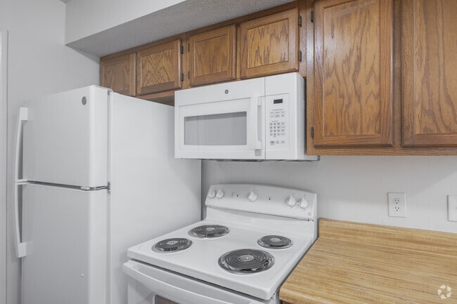 2BR, 2BR - 1,000SF - Kitchen - Forest Lake Apartments