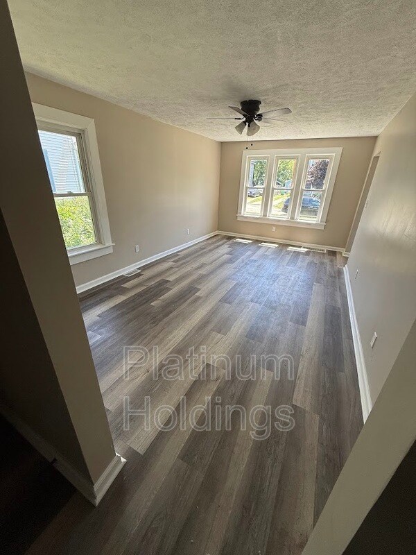 Foto del edificio - 2049 E 39th St