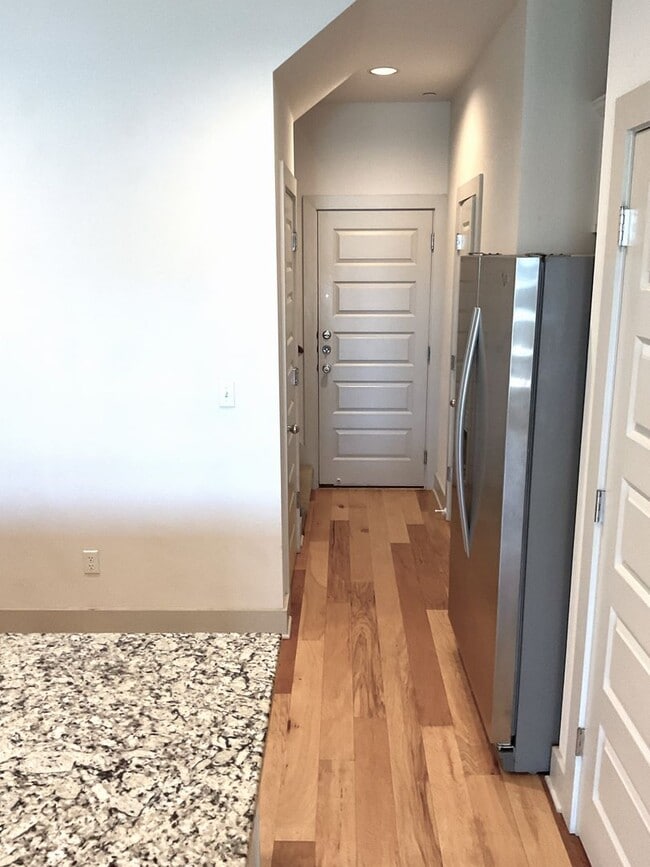 Building Photo - Elegant 3 bedroom Townhouse style condo!