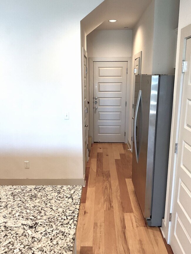 Foto del edificio - Elegant 3 bedroom Townhouse style condo!