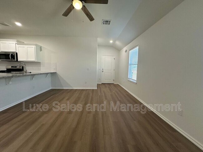 Foto del edificio - 11502 Mackenzie Wy