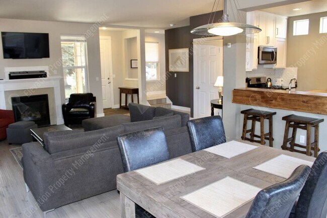Foto del edificio - Furnished 2 BR home in Old Mill district