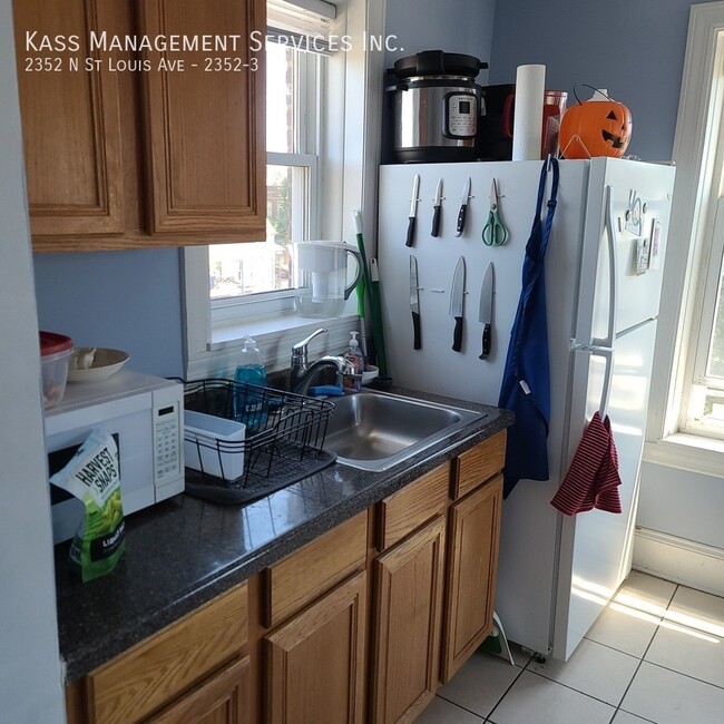 Building Photo - 1 bedroom 1 bathroom hardwood floors, natu...