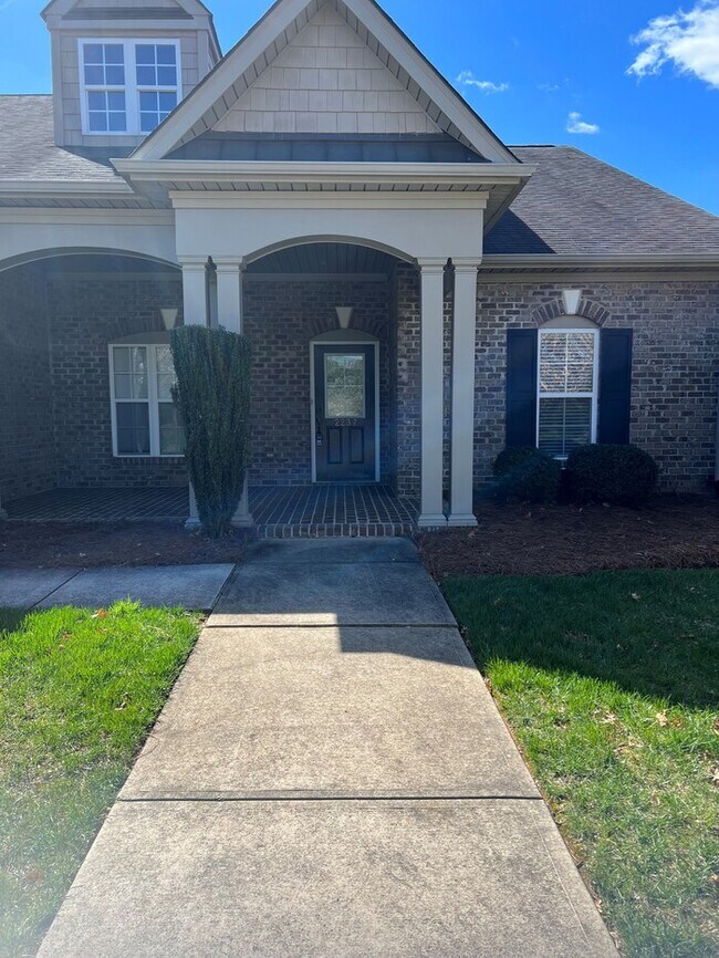 Foto del edificio - 2237 Glenkirk Drive - Contact Todd at 336-...