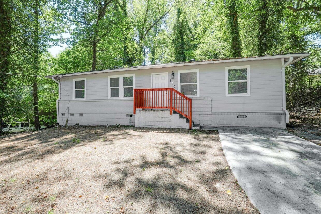 Primary Photo - 180 Glenrose Cir SW