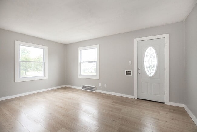 Building Photo - 3 Bedroom/1 Bath Single House Euclid!