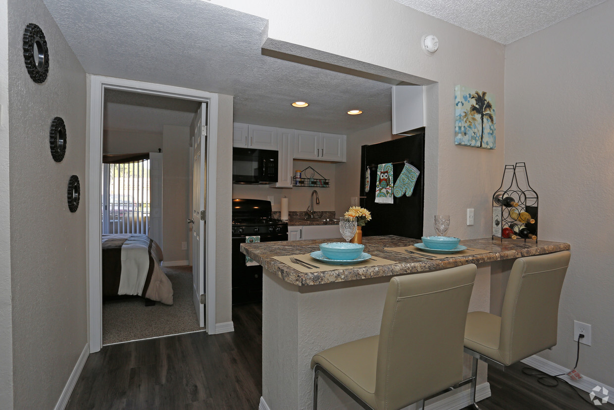 1BR, 1BA - 550 SF - Kitchen - Sunpointe Place