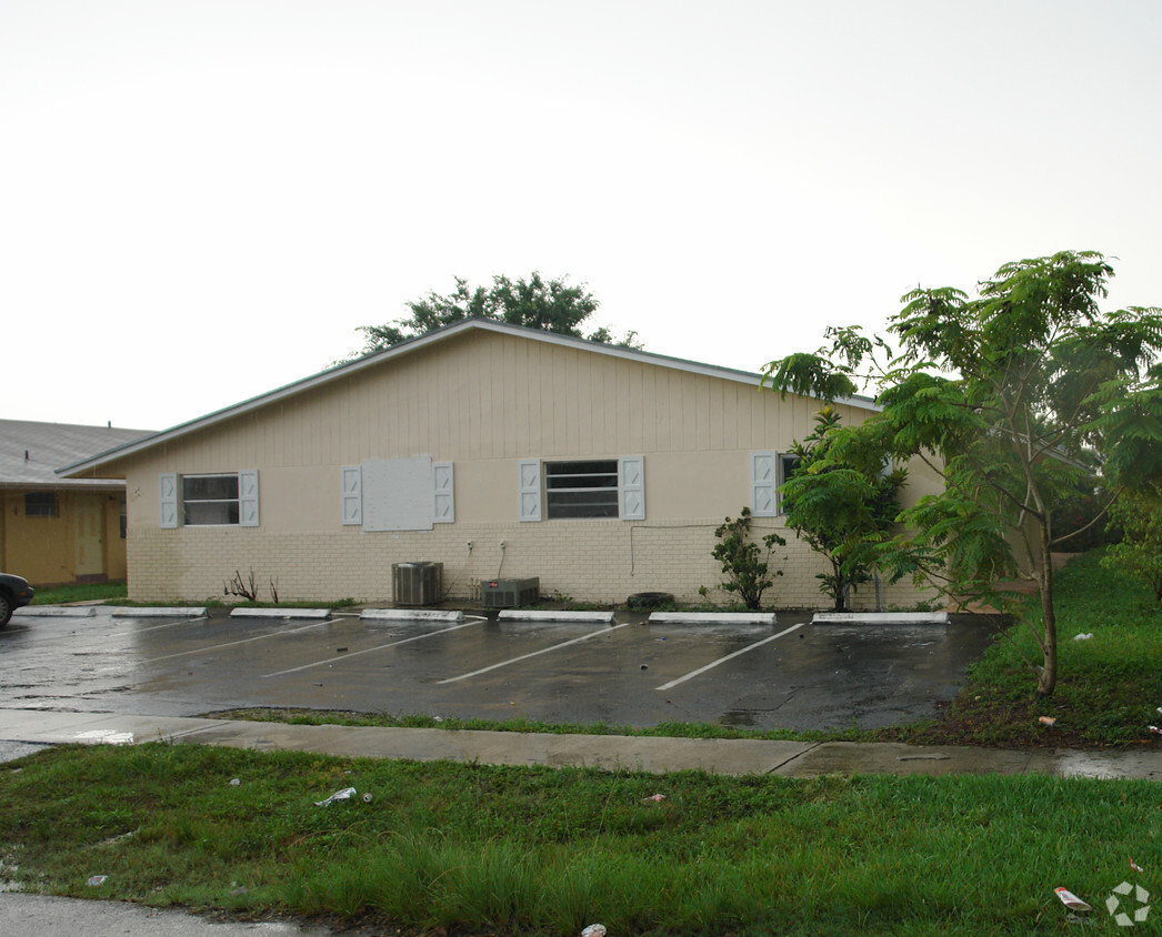Building Photo - 2240 NW 59th Ter