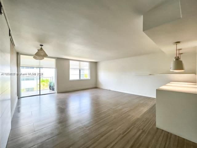 Foto del edificio - 10000 W Bay Harbor Dr