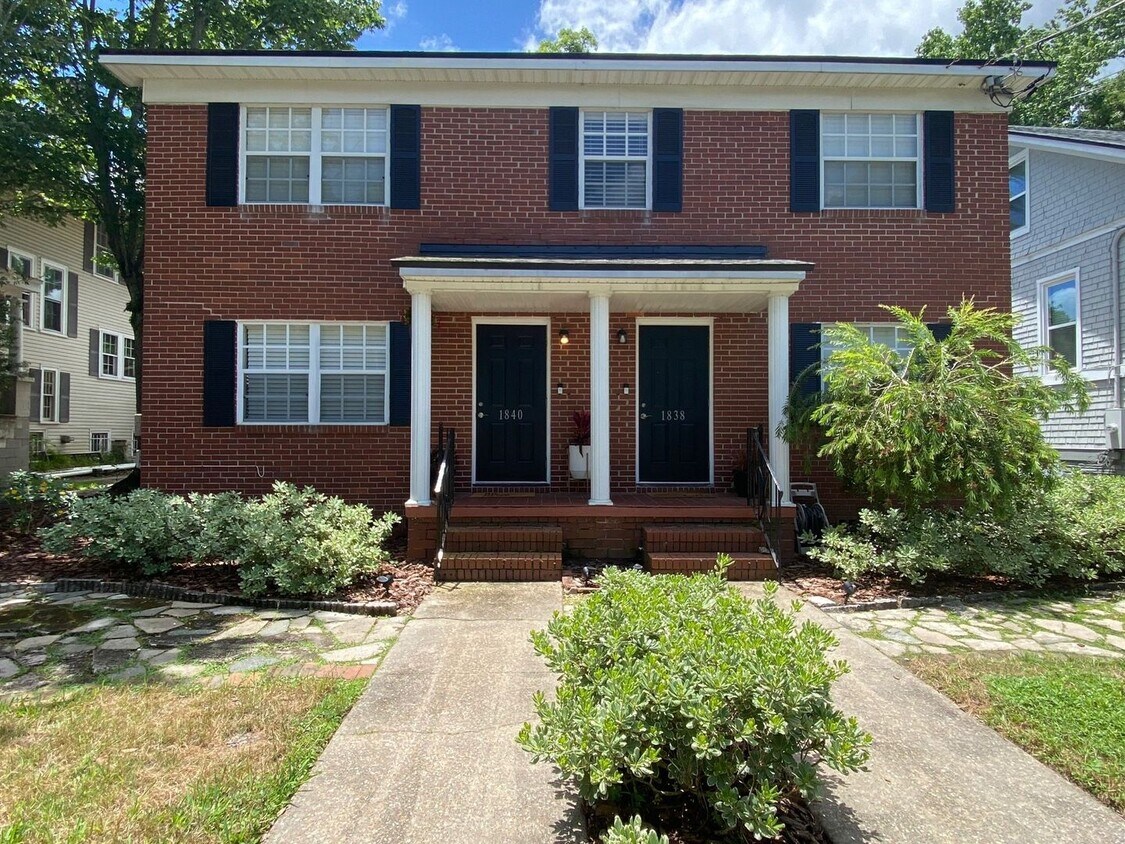 Primary Photo - Riverside Gem for Rent – Just Steps from t...