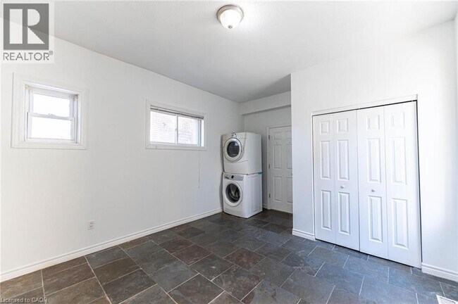 Photo du bâtiment - 265 Main St W