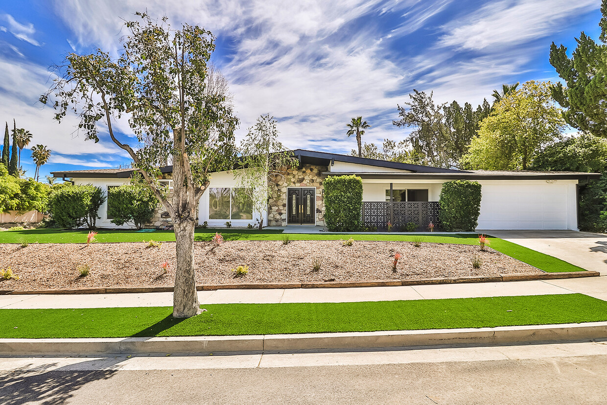 Front - 23540 Kivik St