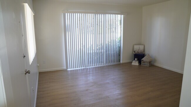 Foto del edificio - 1740 W Ball Rd