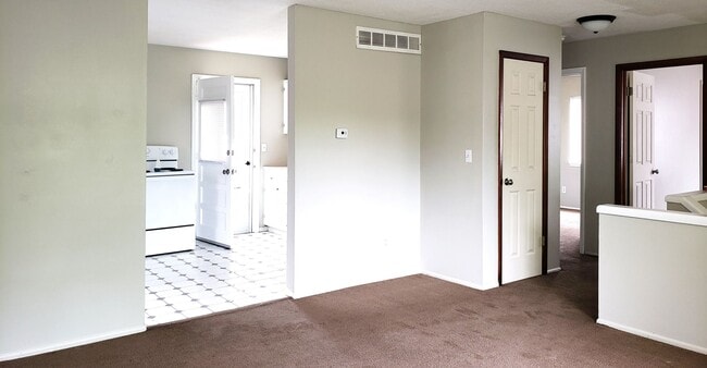 Building Photo - Large 4 bed / 2 bath house for rent