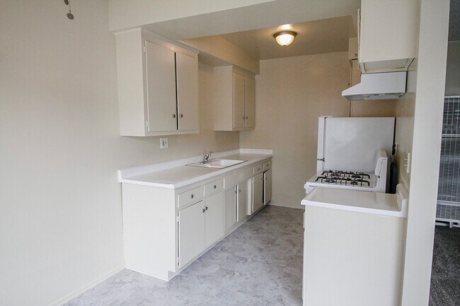 Building Photo - 1218 W 107th St