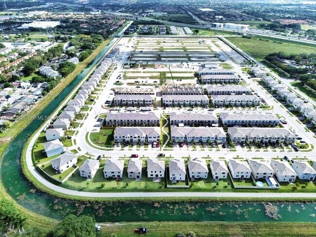 Building Photo - 196 NE 13th Ave