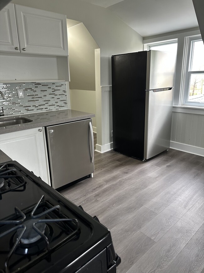 Building Photo - Cool One-Bedroom On Victoria For Rent!
