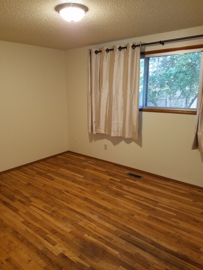 Building Photo - 3 Bedroom Home - Great Location - Available Soon