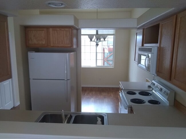 Building Photo - 2bd/1.5 bath W/D  cute townhome