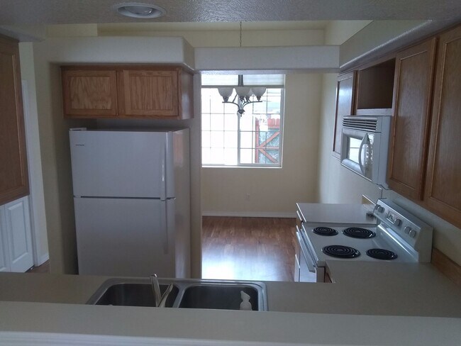 Foto del edificio - 2bd/1.5 bath W/D  cute townhome