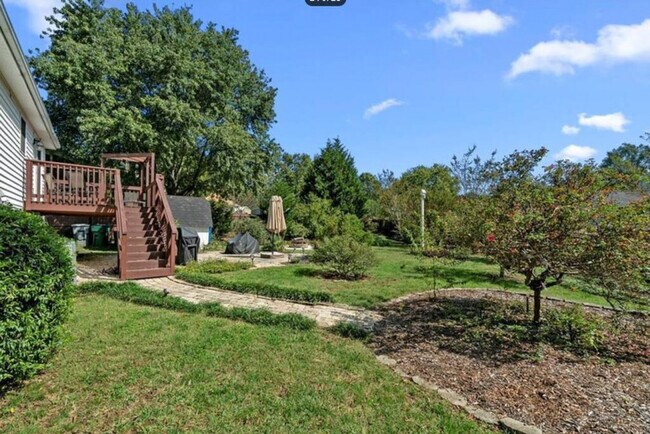 Foto del edificio - 11423-11425 5 Cedars Rd