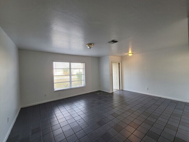 Building Photo - Duplex for rent