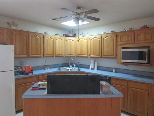 Building Photo - 3 Bed 2 Bath