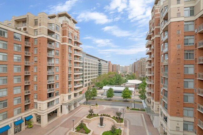 Foto del edificio - This luxury 2 bedroom condo has phenomenal amenities and is walking distance to the new Potomac Y...