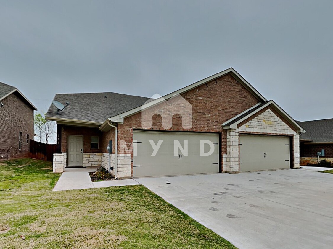 786 Rolling Terrace Circle Townhome Rentals in Granbury TX