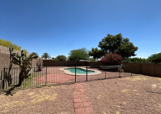 Foto del edificio - 8414 E Bowline Rd
