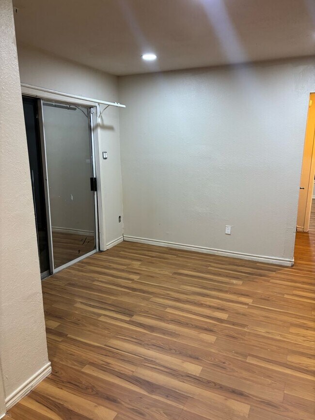 Building Photo - AVAILABLE NOW!!