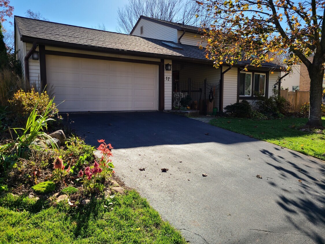 Foto principal - 17 Running Brook Ln