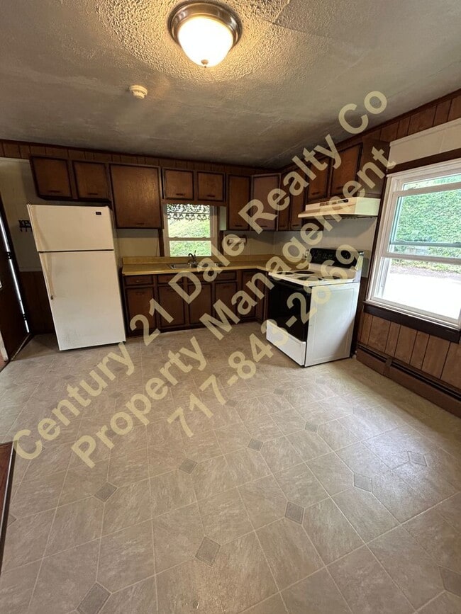 Building Photo - 2 Bedroom home in South Eastern School District with a Large Yard