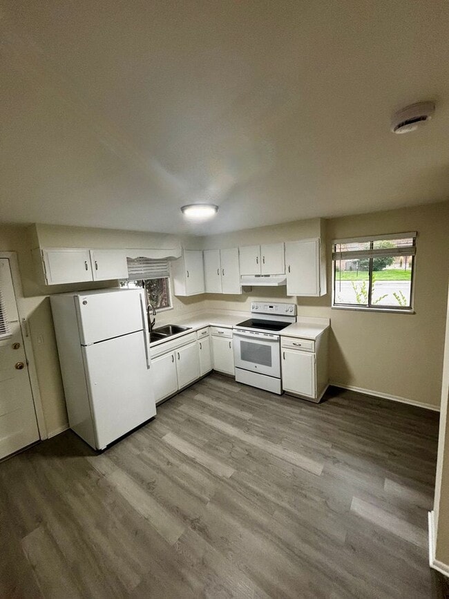 Building Photo - Remodeled Duplex Just Minutes from Old Tow...