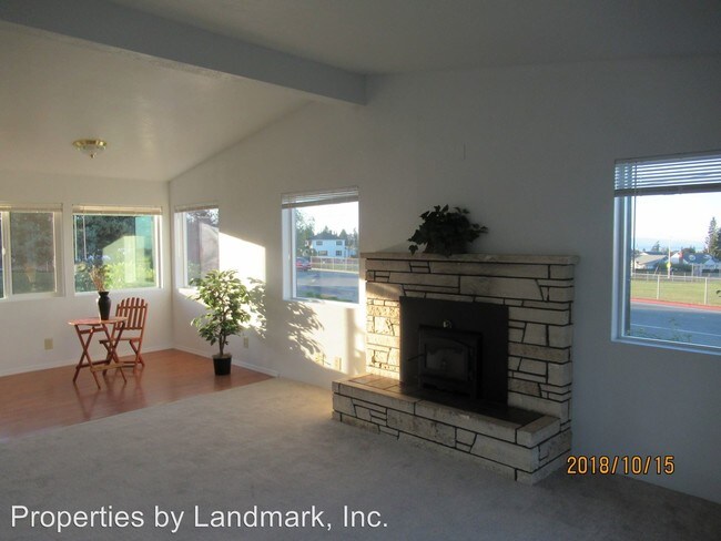 Building Photo - 236 E Lauridsen Blvd
