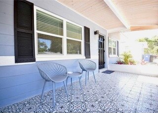 Entrada al porche delantero con mosquitera - 658 64th Ave S