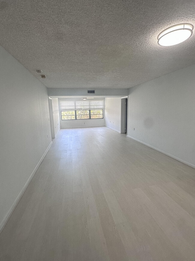 Foto del edificio - 3511 Village Blvd