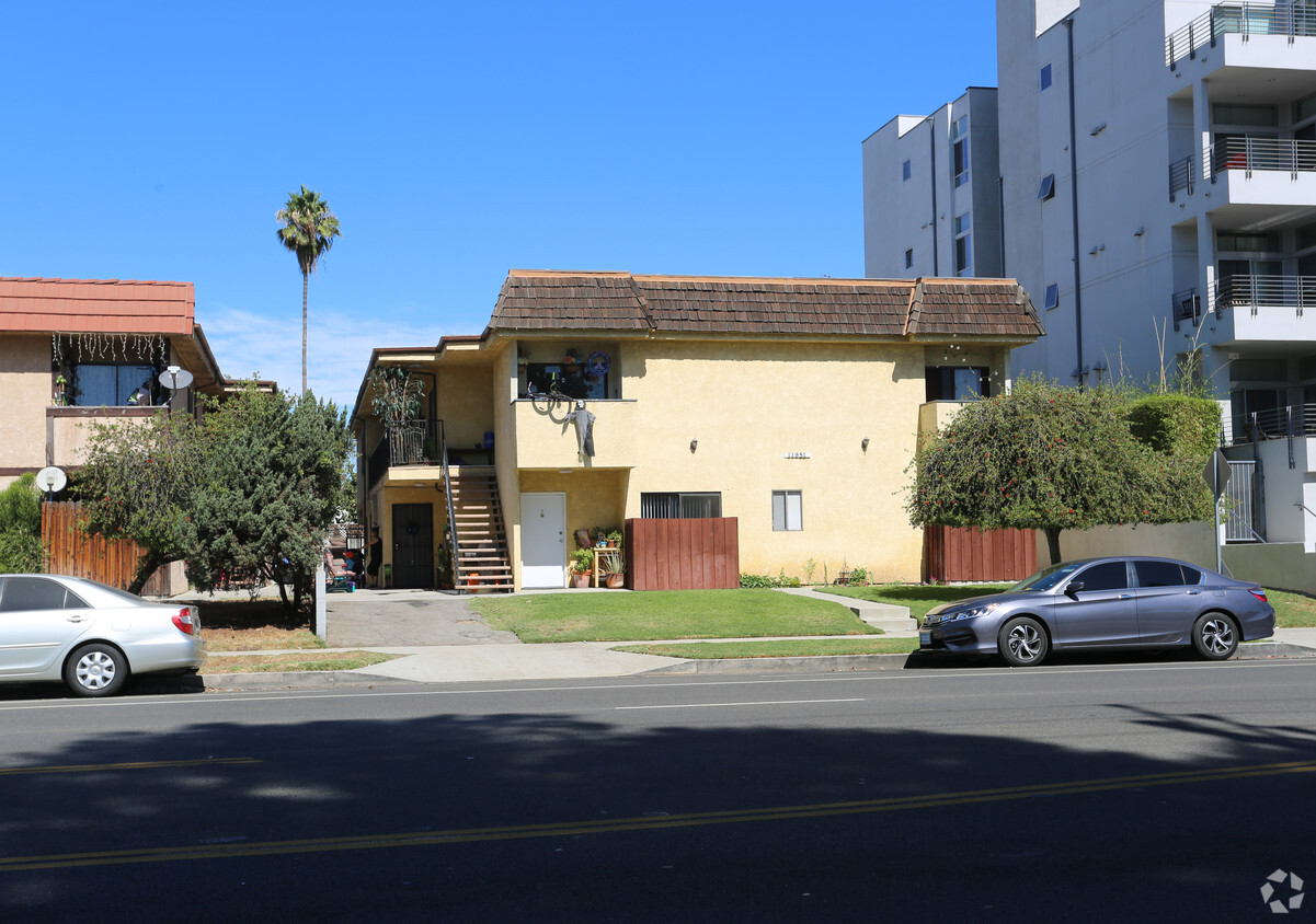 Building - 11951 Burbank Blvd