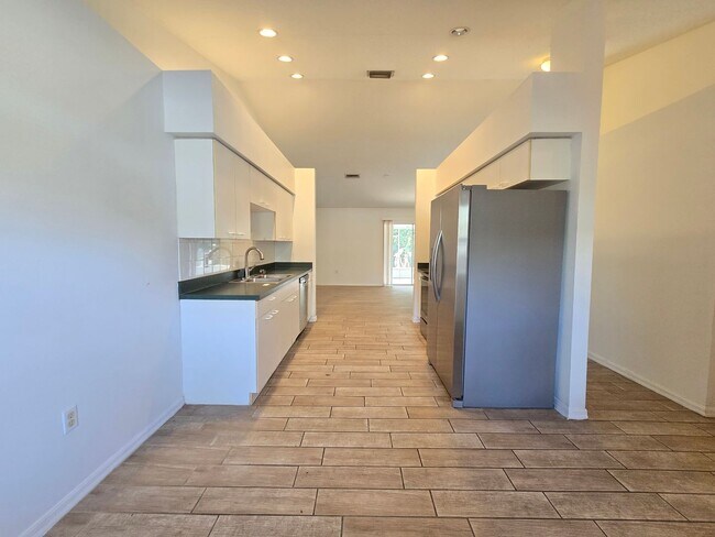 Foto del edificio - 3 Bedroom, 2 Bath Home with Yard - Palmetto