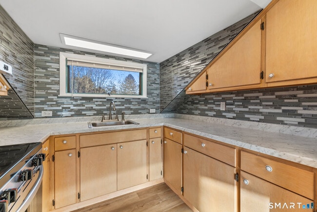 Foto del edificio - 85 Hicock Dr