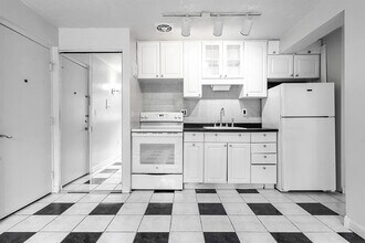 Building Photo - 10 Colonial Village Dr