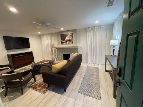 Foto del edificio - 701 NE 24th St