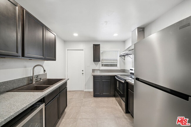 Building Photo - 1543 W 23rd St