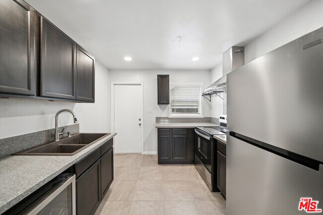 Foto del edificio - 1543 W 23rd St