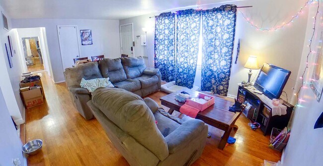 Building Photo - Great Location! 2 Blocks to Campus + Pet-F...