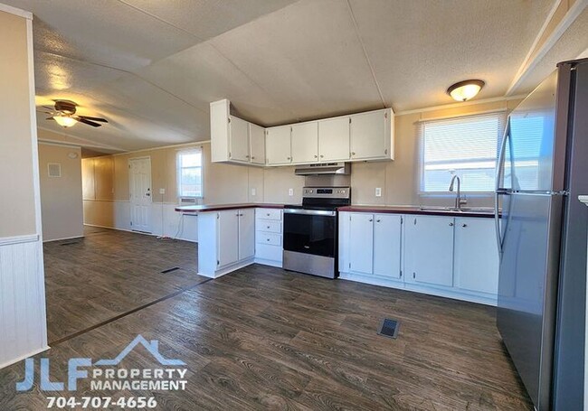 Building Photo - 3 Bed/2 Bath Mobile Home in Concord!