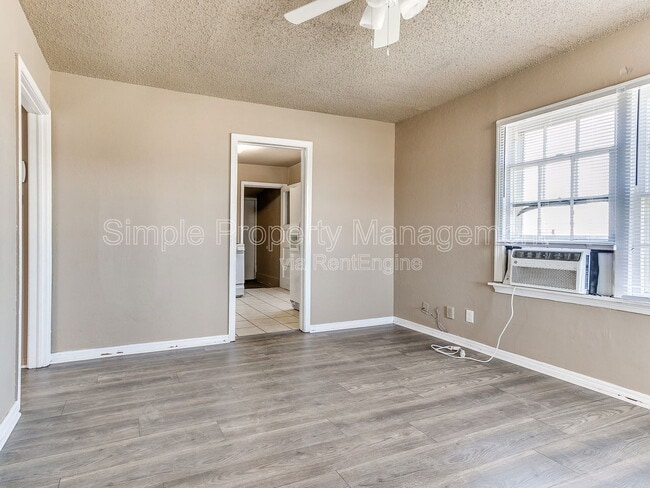 Building Photo - 4011 N Rockwell Ave