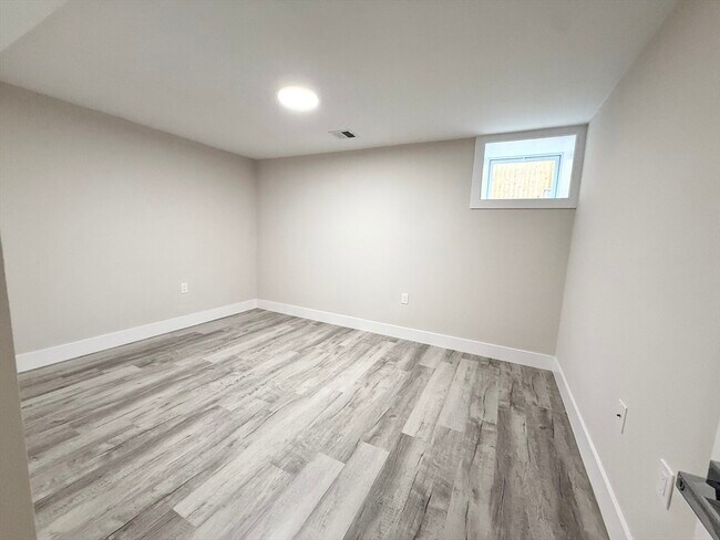 Building Photo - 10 Cawfield St